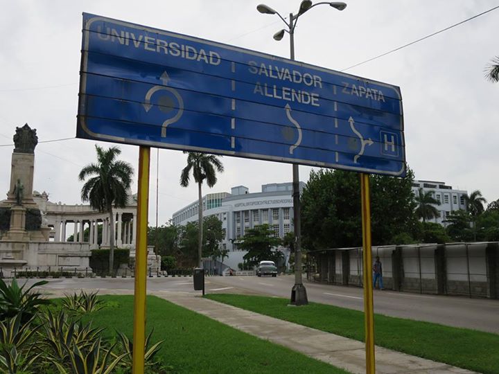 總統大街上的路牌，指向以薩帕塔和阿連德命名的街道。