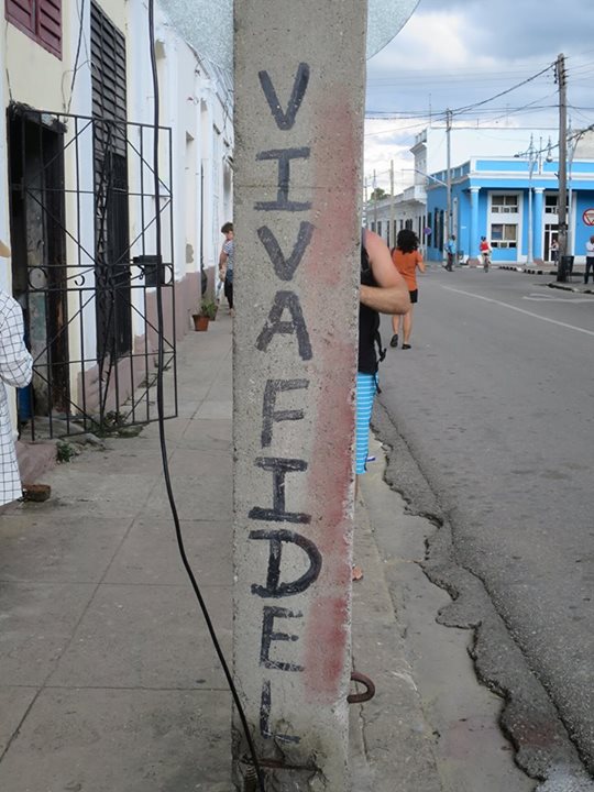 西恩富戈斯街頭上的電線桿：「菲德爾萬歲」。