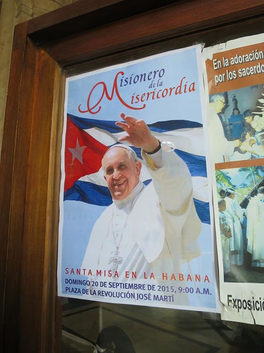 哈瓦那某教堂內的海報：2015年9月20日，教宗方濟各將在革命廣場舉行彌撒。方濟各在促進古美對話上，出力不少。