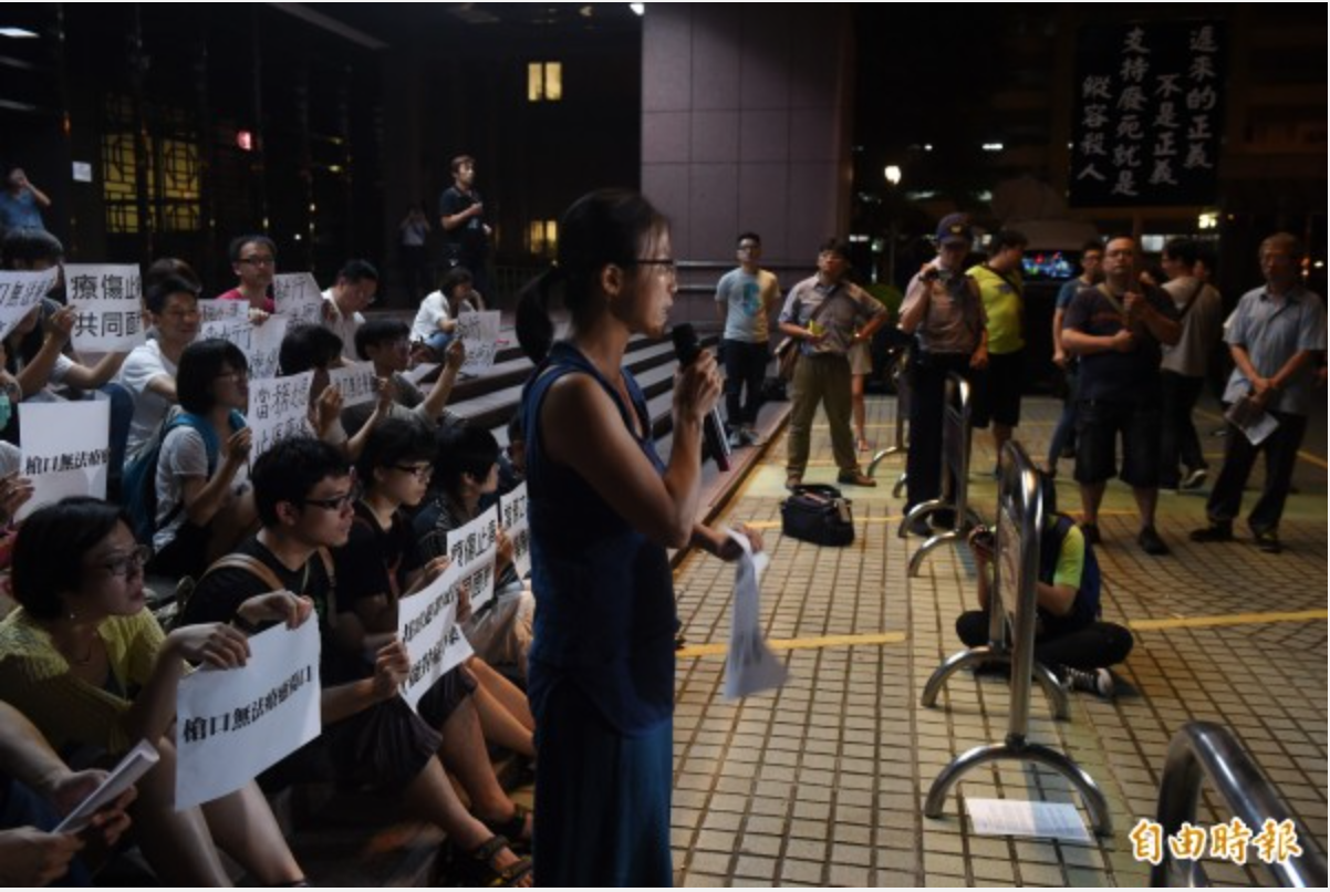 2015年6月5日，廢死與反廢死民眾在台北法務部外對峙。（來源：《自由時報》）