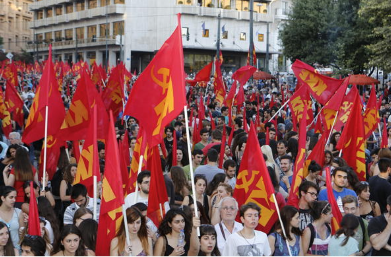 2015年7月2日，主張廢除全部債項、退出歐盟，建立「工人人民政權」的希臘共產黨支持者，在雅典市中心集會。