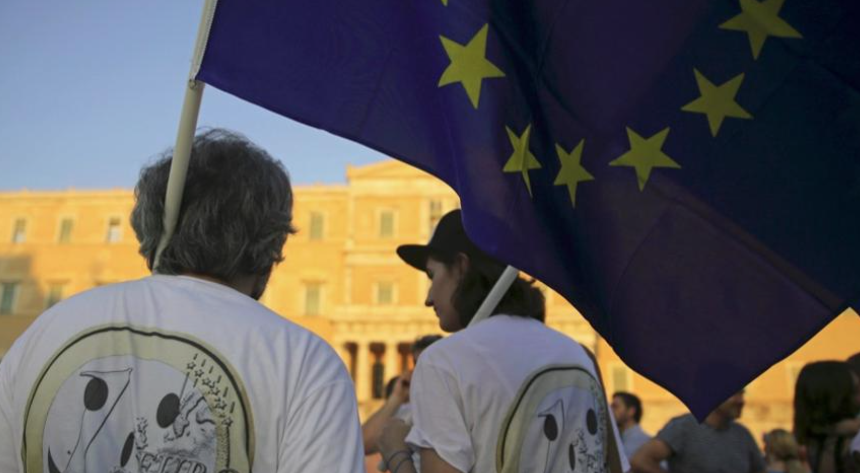 2015年7月9日，在雅典宪法广场集会支持欧元的群众。