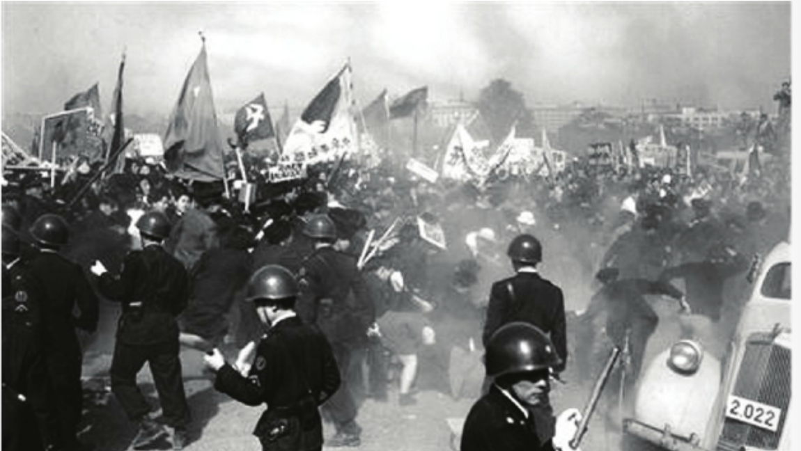 1951年「血腥五一节」：防暴警察用手枪和催泪弹镇压皇居前广场抗议排除中苏的「单独讲和」和美日安保条约。