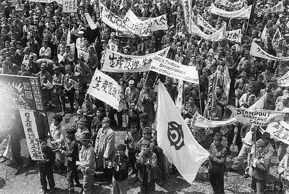 1946年4月，要求工会管理生产的游行队伍。照片中间的是日立公司的旗帜。