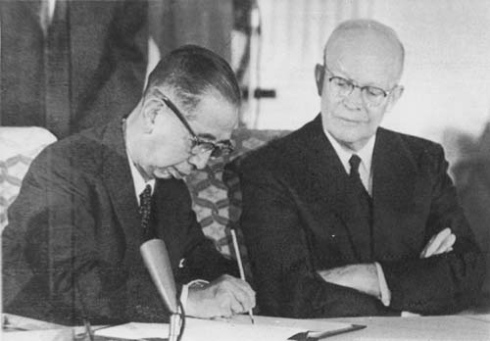 1960年，岸信介与艾森豪威尔签订美日新安保条约。