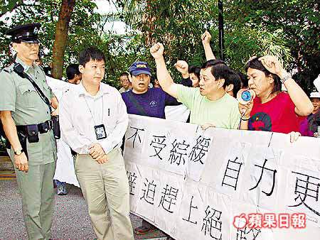 2004年，梁国雄支持水货客（「九铁封通道长毛领40水货客抗议」http://hk.apple.nextmedia.com/news/art/20041120/4454022）
