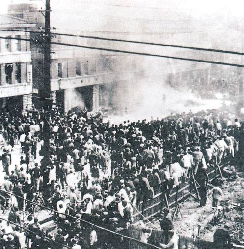 1947年2月28日，台北本町专卖分局外。