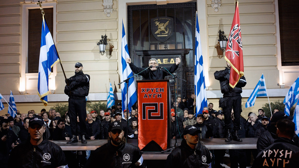希臘新納粹政黨「金色黎明」在雅典集會。不斷發動排外、反共暴力攻擊，不時同警察開打的這些人，是不就是「別無他選」、「爭取注視」的「被忽視者」？ （來源：Channel 4）