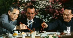 1972年2月28日，中美兩國政府在上海發表《聯合公報》，結束二十多年的對抗。周恩來和張春橋在宴會上為美國總統尼克松夾菜。